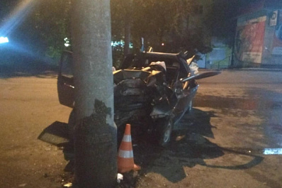 В Самаре "Гранта" на скорости влетела в столб