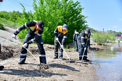 Нефтяники из Сызрани собрали шестнадцать кубометров мусора на побережье Волги