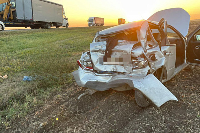 "Ладу Гранту" смяло после столкновения с фурой на трассе в Самарской области