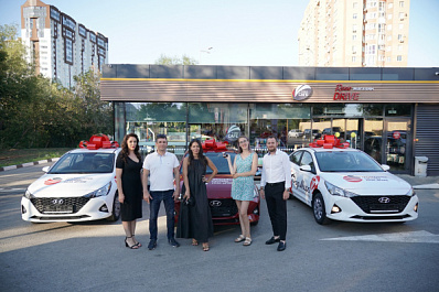 Клиентам сети АЗС "Роза Мира" вручили три новые машины