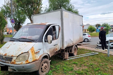 В Самаре мужчина без прав на "Газели" врезался в легковушку