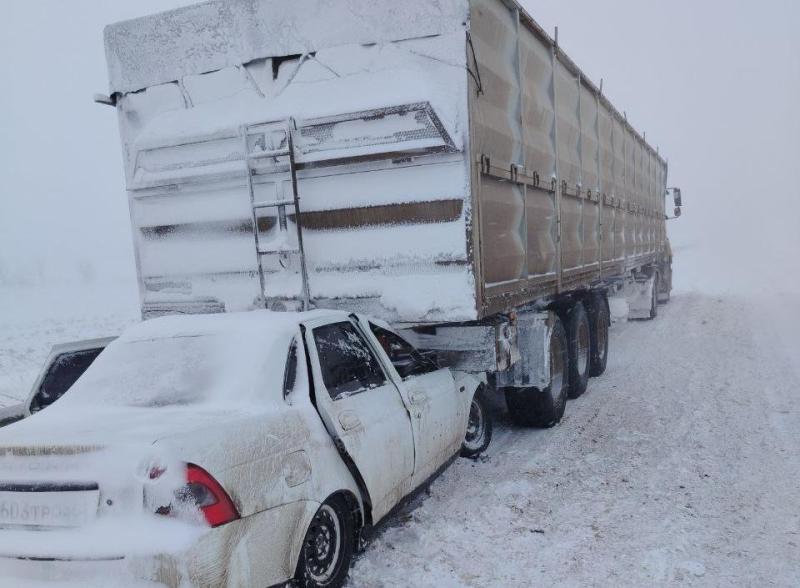 В Самарской области 14 декабря на трассе легковушка влетела под грузовик