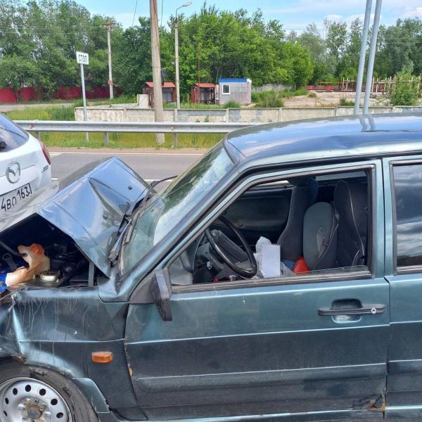 4 июня в Самарской области на трассе столкнулись Mazda и ВАЗ-2115