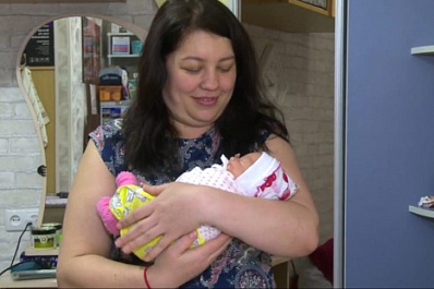 В Самаре из ковидного госпиталя выписали маму с двойняшками