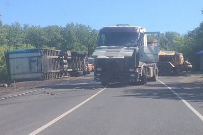 Фото: в Новосемейкино опрокинулась фура