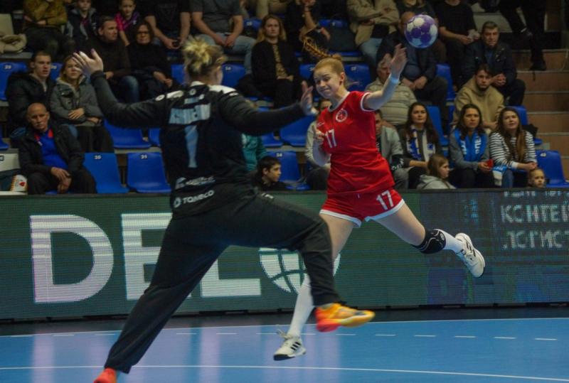 Теряют шансы: гандбольная "Лада" дома уступила "Астраханочке"