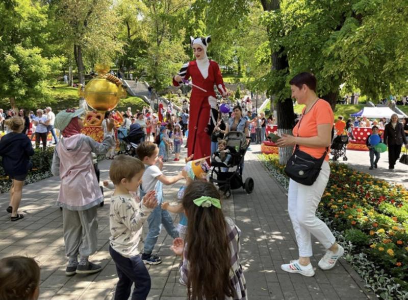 "Пусть всегда будет детство": в Струковском парке отмечают День защиты детей