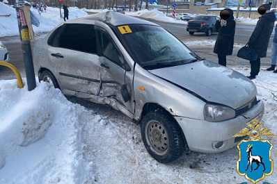 В Тольятти после столкновения "Калины" и "Приоры" пострадал молодой водитель