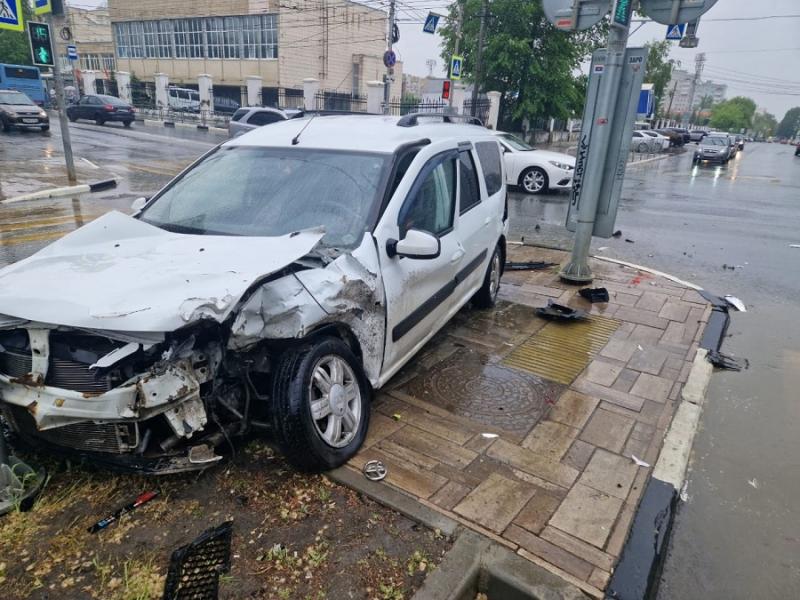 Пассажир такси пострадал в ДТП на улице Льва Толстого в Самаре