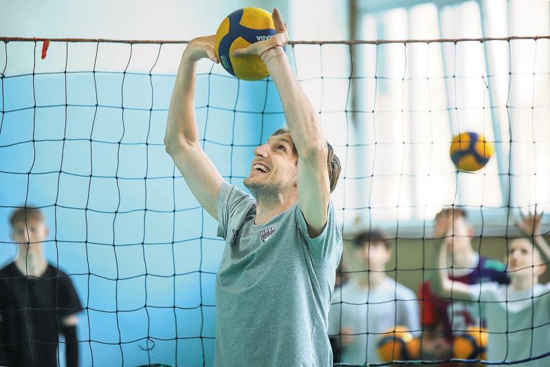 Участник Олимпиады показал класс юным волейболистам из Чапаевска