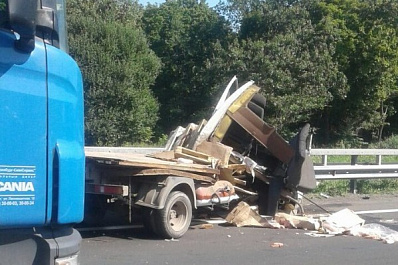 В аварии с мясом на М5 водителя грузовика зажало в машине