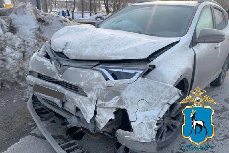 В Самаре три человека попали в больницу после ДТП с двумя иномарками