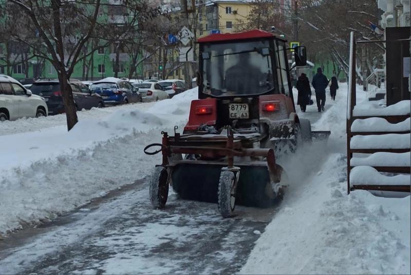 В Самаре на уборку снега 16 января вышли почти 3 тысячи дворников и 450 спецмашин
