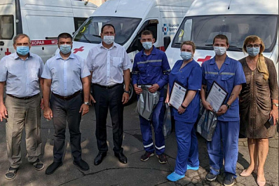 Глава Новокуйбышевска наградил врачей, спасших пожилую женщину при пожаре