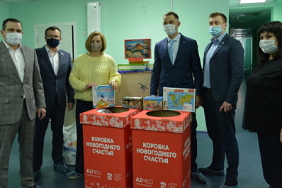 В детские больницы Самары поступили первые "коробки новогоднего счастья"