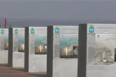 В Самаре ко Дню космонавтики на площади Славы открылась выставка архивных фотографий