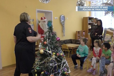 Сотрудники Средневолжского ЛУ на транспорте присоединились к акции «Полицейский Дед Мороз»