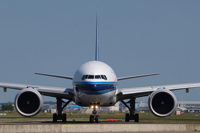 Самолет из Парижа из-за инсульта у пилота экстренно сел в Новосибирске