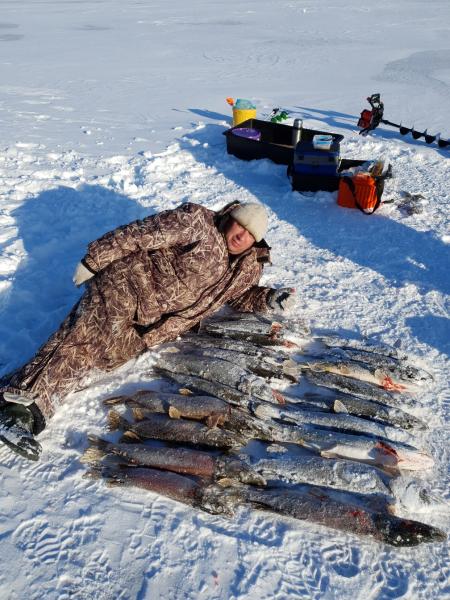 Рыбаки из Самары выложили из пойманных щук поздравление с Новым годом