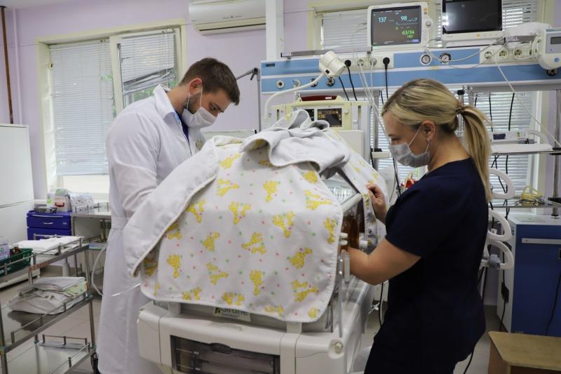 Экстренное кесарево сечение на раннем сроке и две клинические смерти: врачи спасли маму и ее малыша