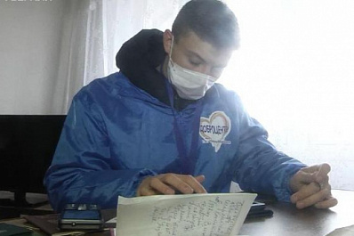 Волонтеры акции #МыВместе помогают пенсионерам освоить "Госуслуги"