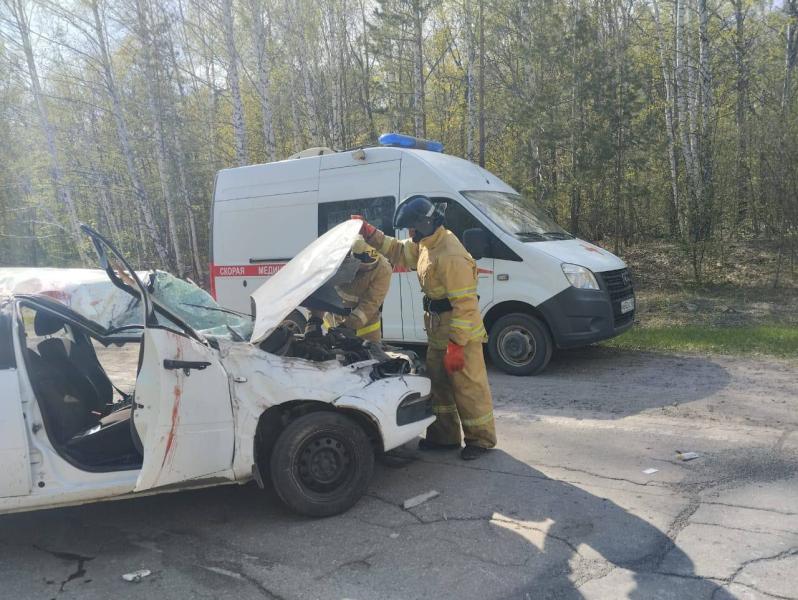 Погиб пассажир: в Самарской области на трассе перевернулась "Гранта"