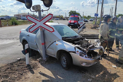 Появилось фото с места столкновения легковушки и грузового поезда в Тольятти