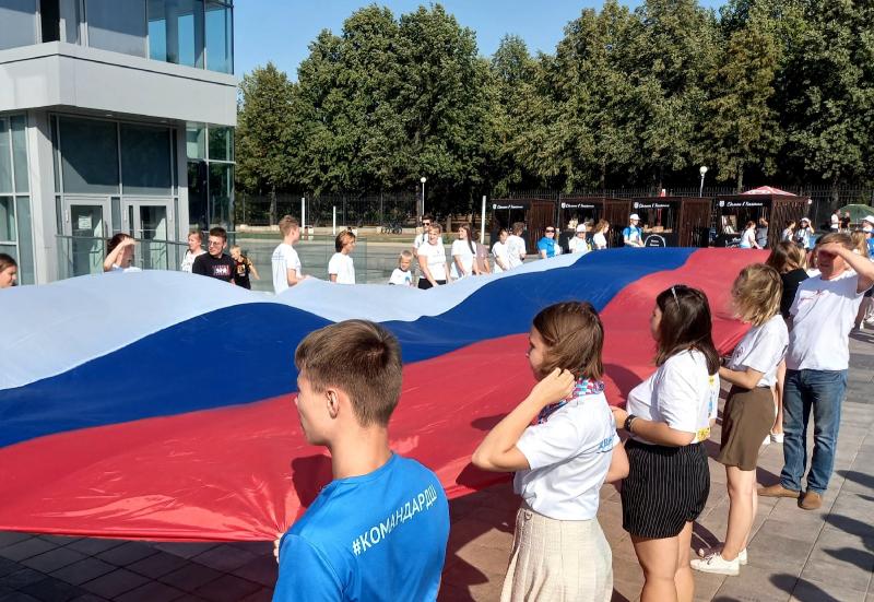 Торжественное шествие: в Тольятти развернули 20-метровый флаг России