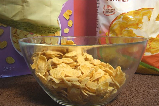 Кукурузные хлопья на завтрак. Сохраняйте чек