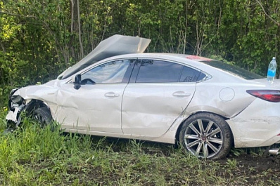 В Самаре на Волжском шоссе "Нива" слетела с дороги после удара от "Мазды"