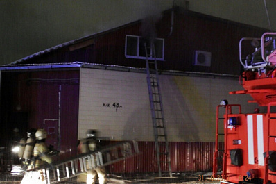 В Самаре на Заводском шоссе полыхал двухэтажный ангар