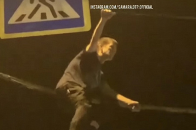 В Самаре ночью молодой человек залез на провода светофора 