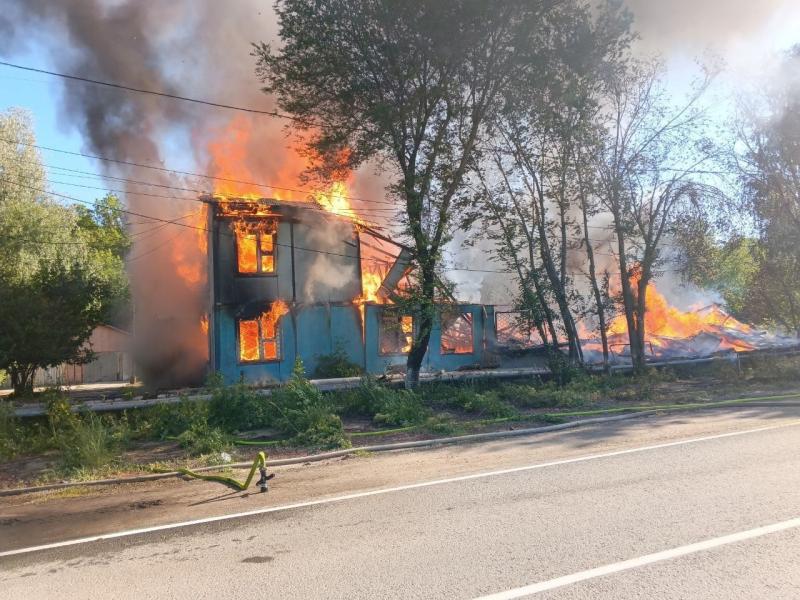 В Самарской области пламя охватило здание на площади в 250 "квадратов"