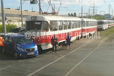В Самаре трамвай протаранил легковушку