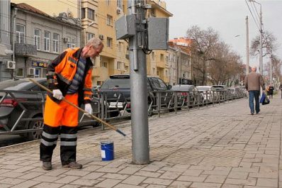 В Самаре очищают опоры контактных сетей от наружной рекламы в рамках месячника по благоустройству 