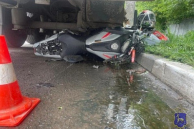 В Самаре мотоциклист после ДТП с внедорожником улетел под фуру