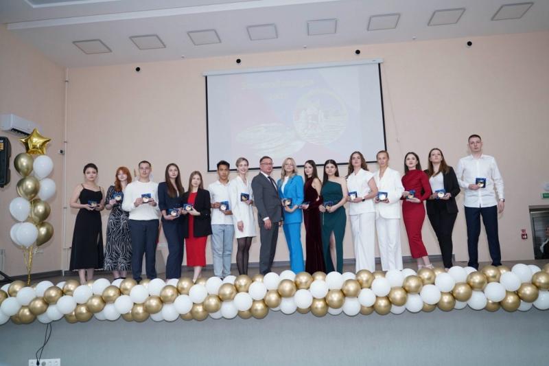 70 выпускников самарских колледжей и техникумов наградили медалями губернатора "За особые успехи в профессиональном образовании"