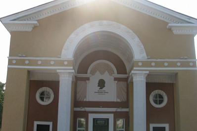 Сталинский неоклассицизм: в Новокуйбышевске ремонт памятника архитектуры начали с фасадов