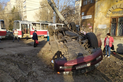 В Самаре "Тойота" после столкновения с трамваем снесла столб и перевернулась