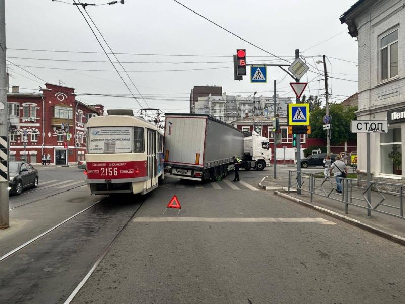Есть пострадавшие: в центре Самары грузовик столкнулся с трамваем