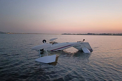 В Поволжье легкомоторный самолет рухнул в реку после неудачного маневра с касанием воды