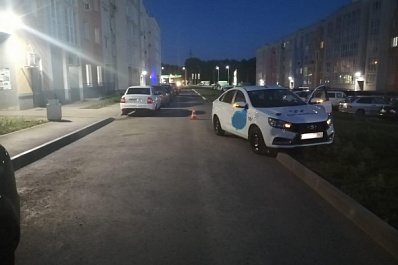 В Волжском районе таксист сбил во дворе 3-летнюю девочку