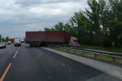 В Самарской области на трассе М5 фура снесла "Приору"