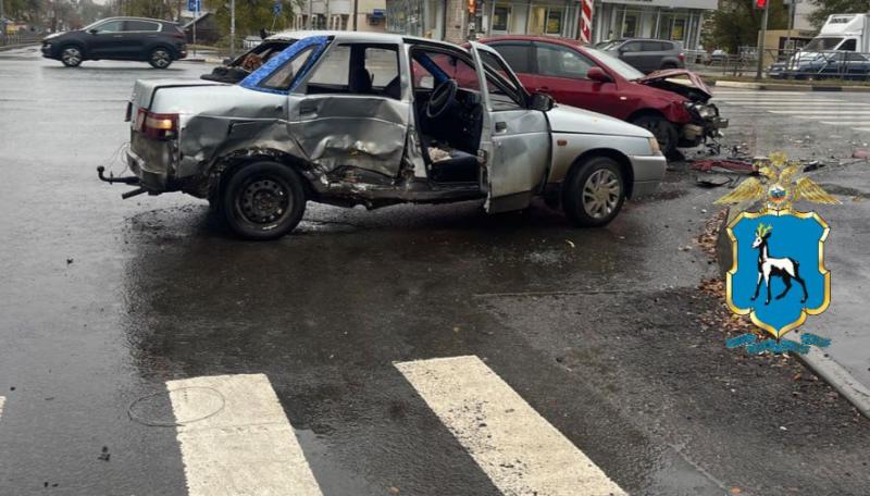 В Самаре 30 октября на улице Гагарина вазовская легковушка врезалась в иномарку и зацепила пешехода 