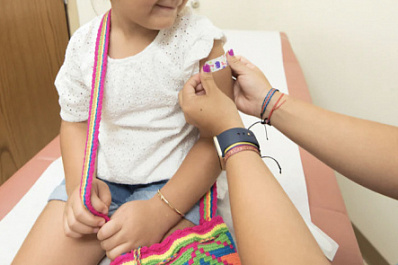 Врач-генетик объяснила связь прививок с аутизмом у детей