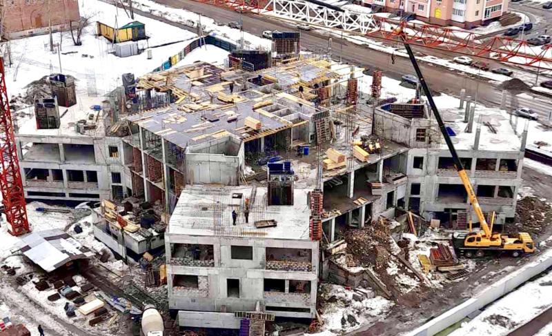 Строители возводят третий этаж будущей поликлиники в Волгаре