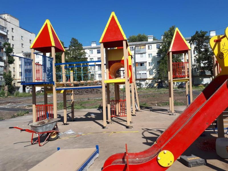 Во дворах Железнодорожного района Самары устанавливают детские и спортивные площадки 