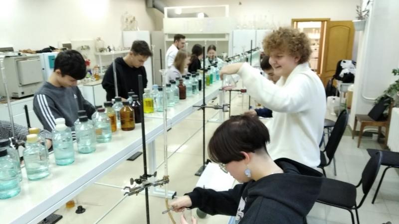 Школьники Самары попробовали себя в профессии лаборанта химического анализа