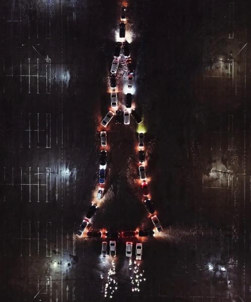 Активисты Самары выстроили автомобили в форме ракеты на парковке ТЦ