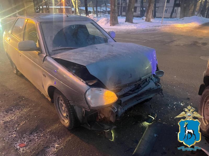 В Тольятти экскаватор проехал на красный и врезался в "Гранту"